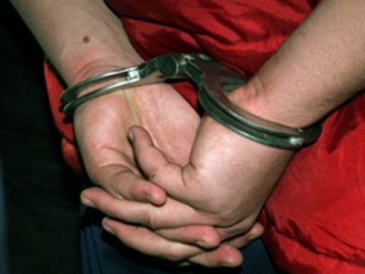 Un bărbat a fost arestat, iar un altul a primit mandat în lipsă pentru trafic de droguri